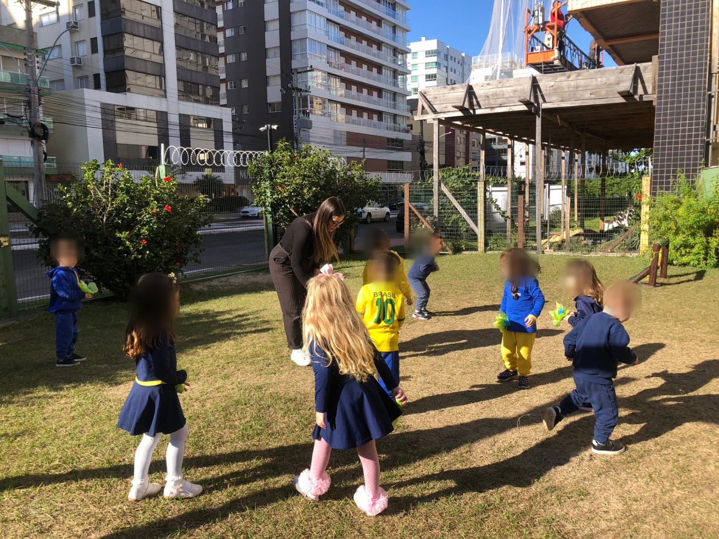 Brincadeira ao ar livre com as crianças no pátio